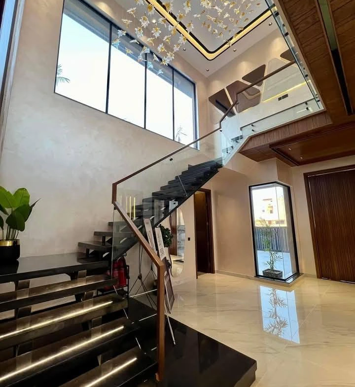 1 KANAL MODERN STYLE BRAND NEW HOUSE STAIRS