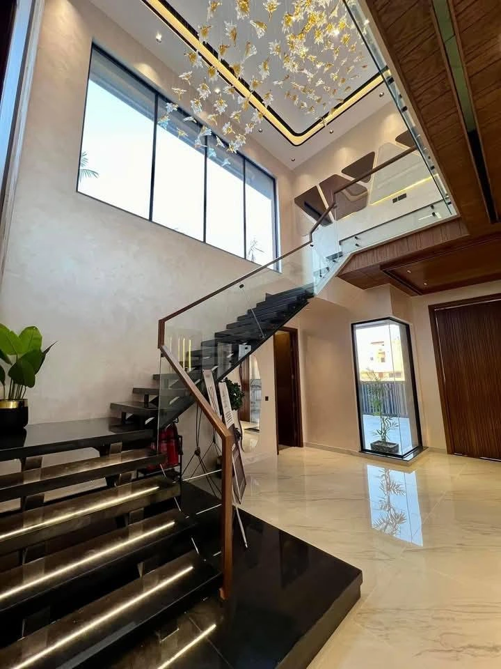 1 KANAL MODERN STYLE BRAND NEW HOUSE STAIRS