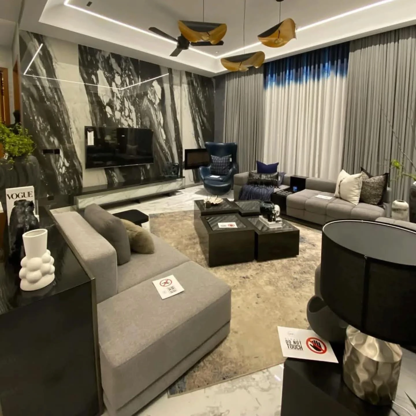 1-Kanal Aesthetic & Fully Furnished Modern House T V Lounge