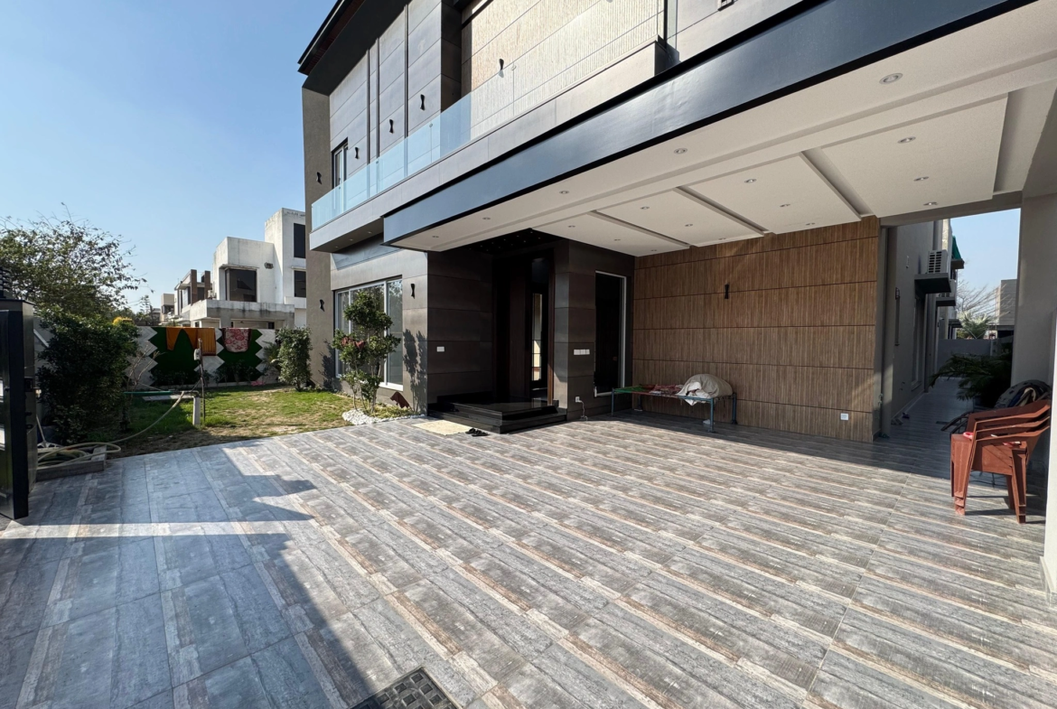 1-Kanal Modern Design House for Sale garage