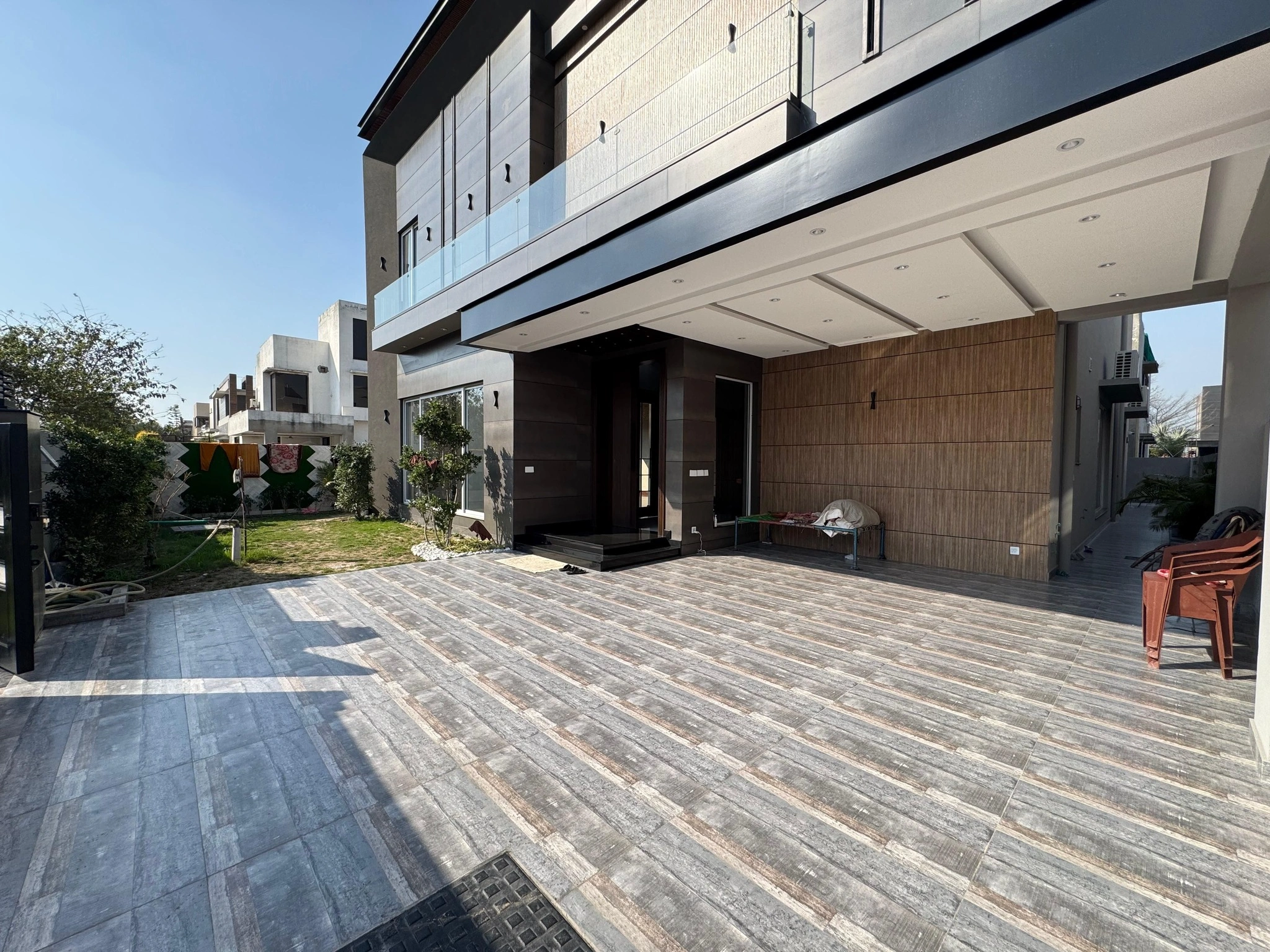1-Kanal Modern Design House for Sale garage