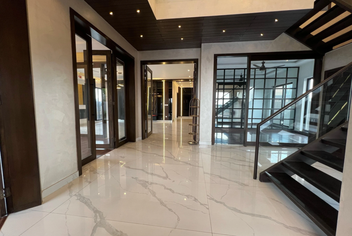 1-Kanal Modern Designer House lobby