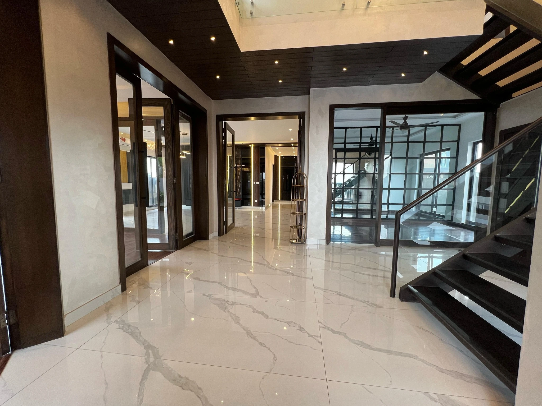 1-Kanal Modern Designer House lobby