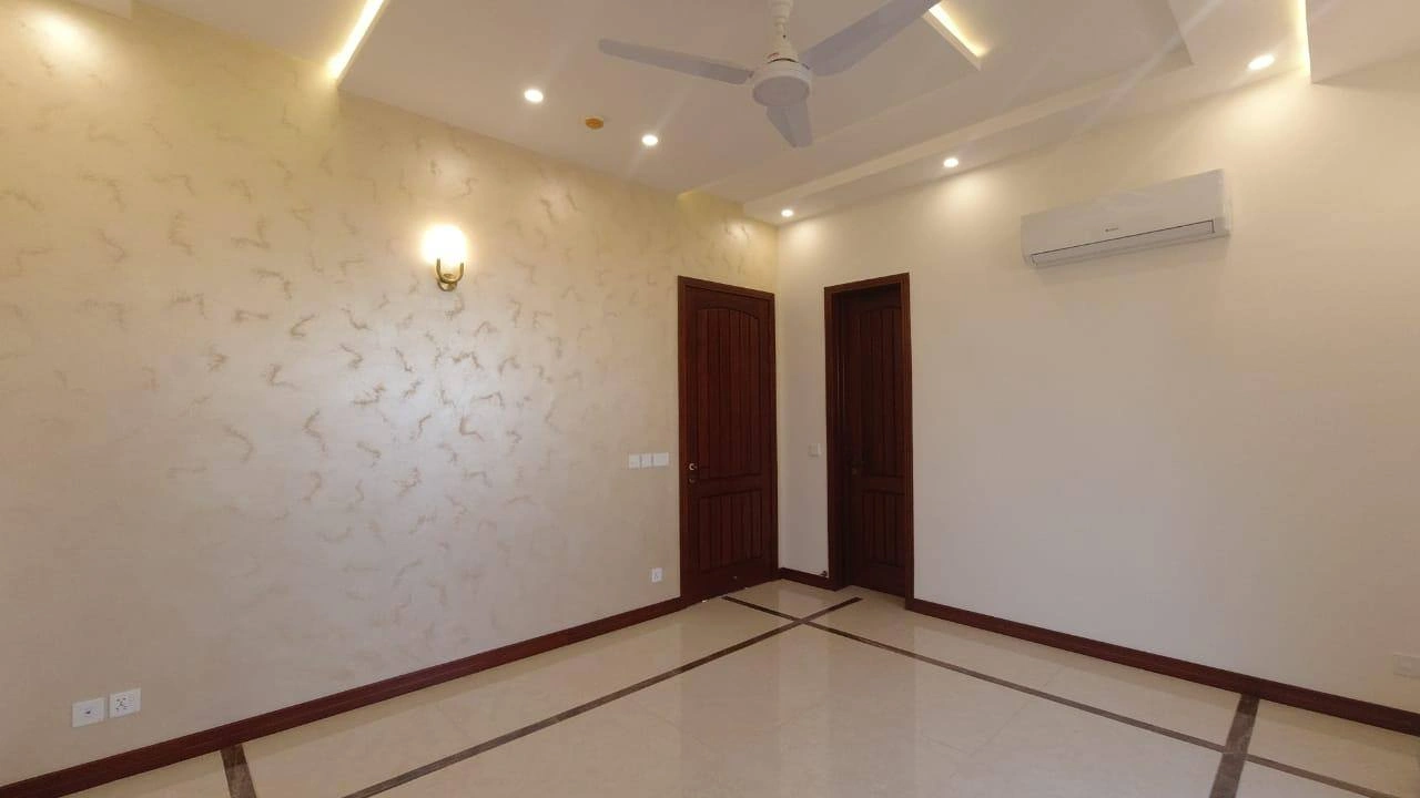 1-Kanal Brand New Modern Masterpiece bed room