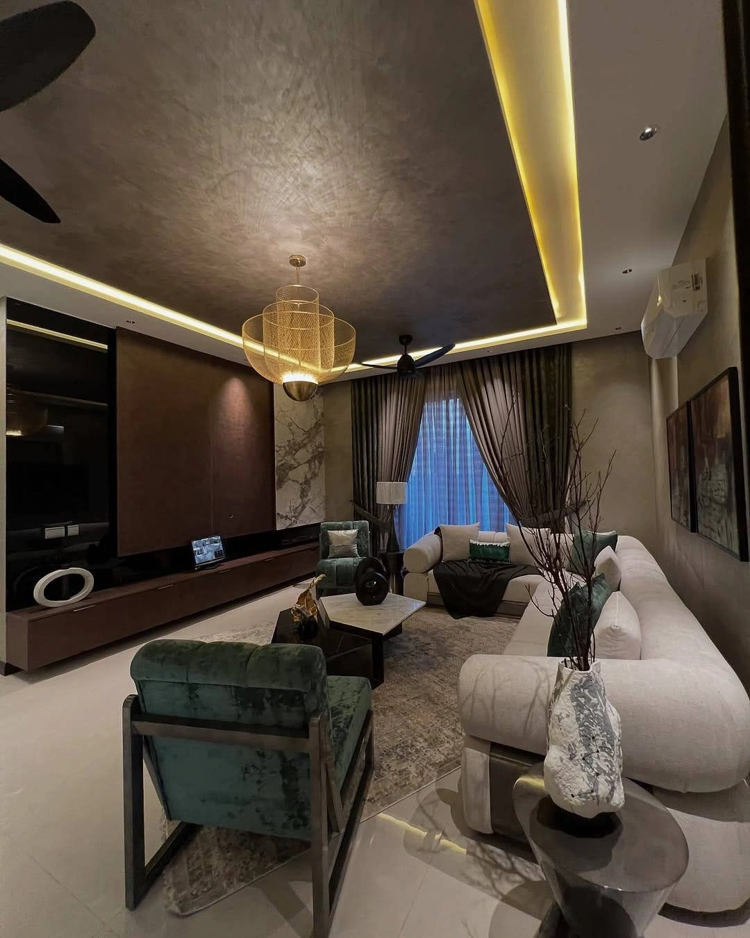 1 Kanal Furnished master piece tv lounge