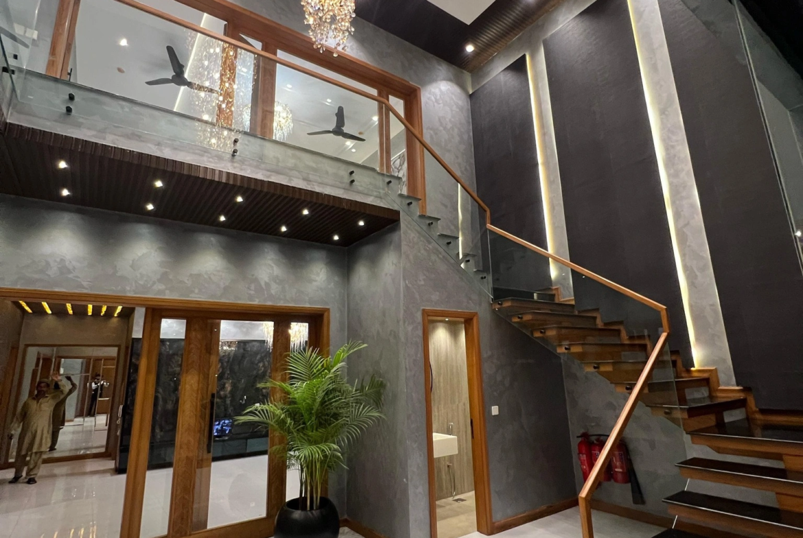 1-Kanal Modern Design House lobby