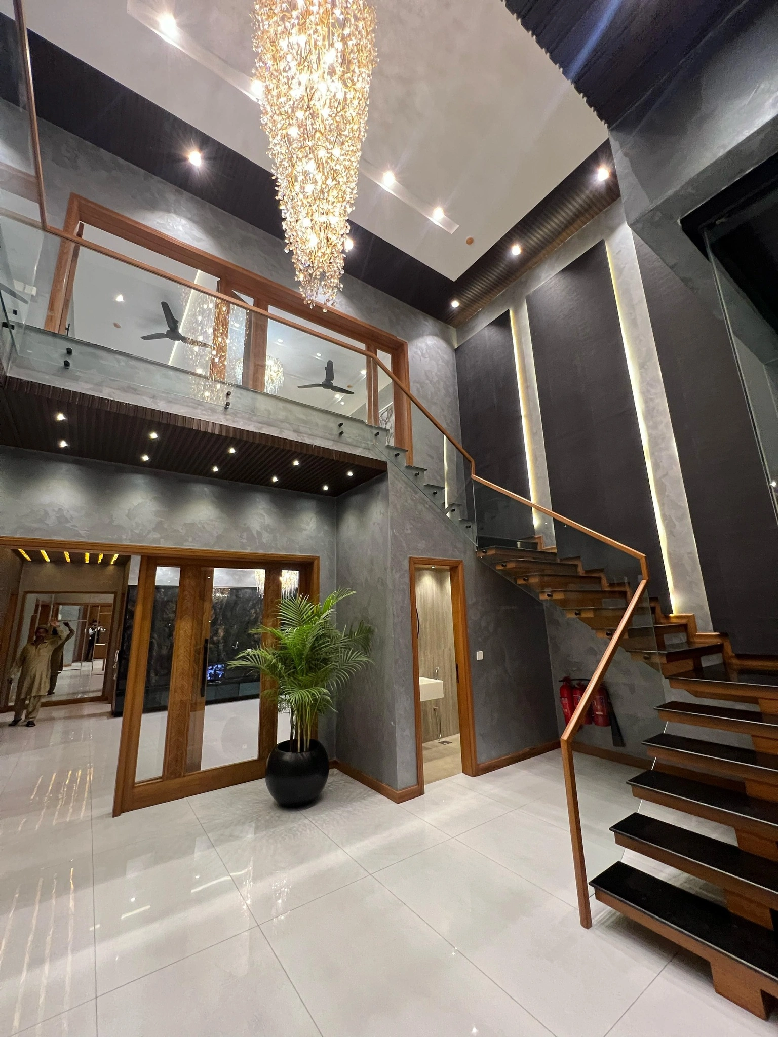 1-Kanal Modern Design House lobby