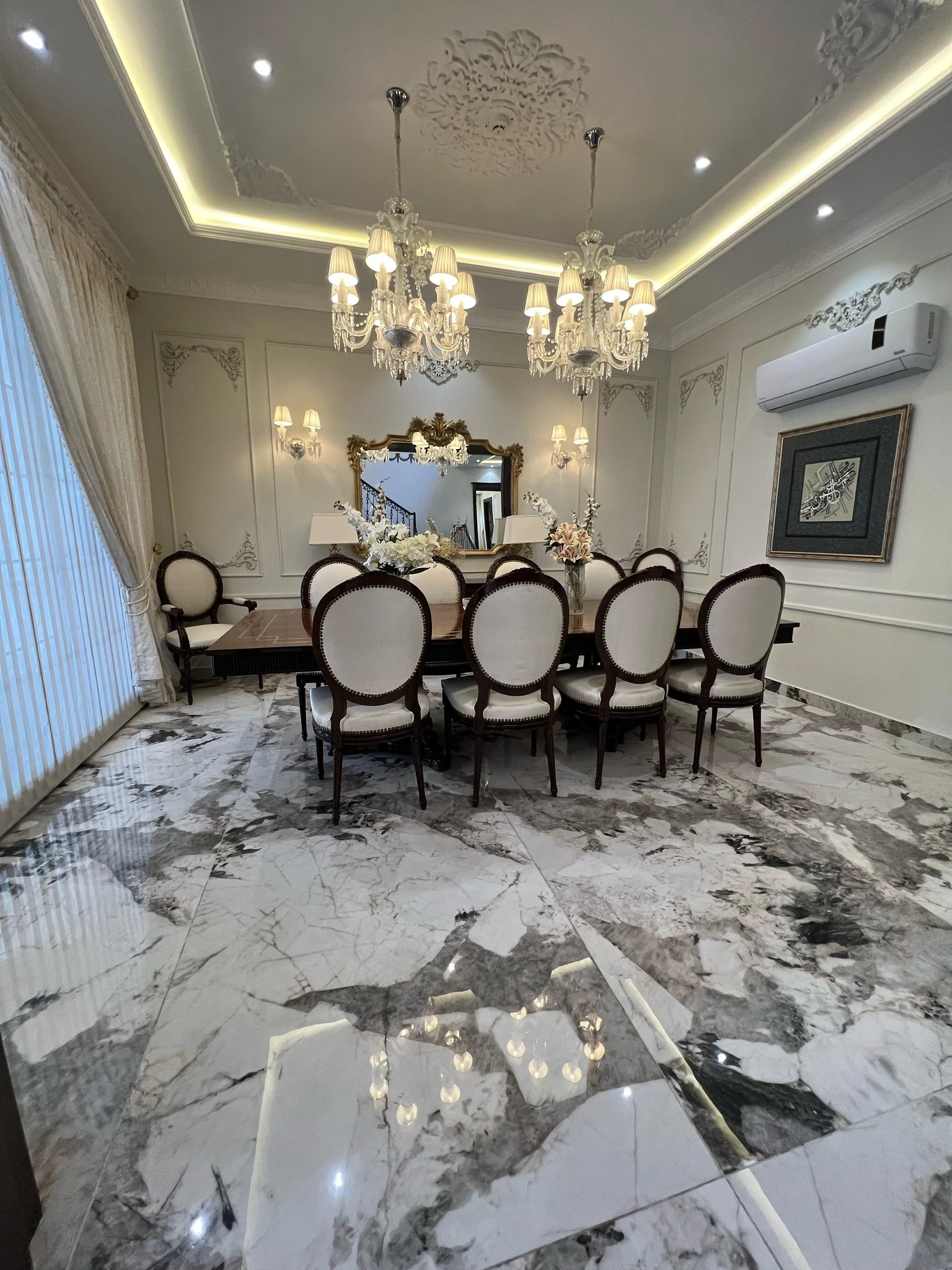 1-Kanal Spanish Design Corner House dining table