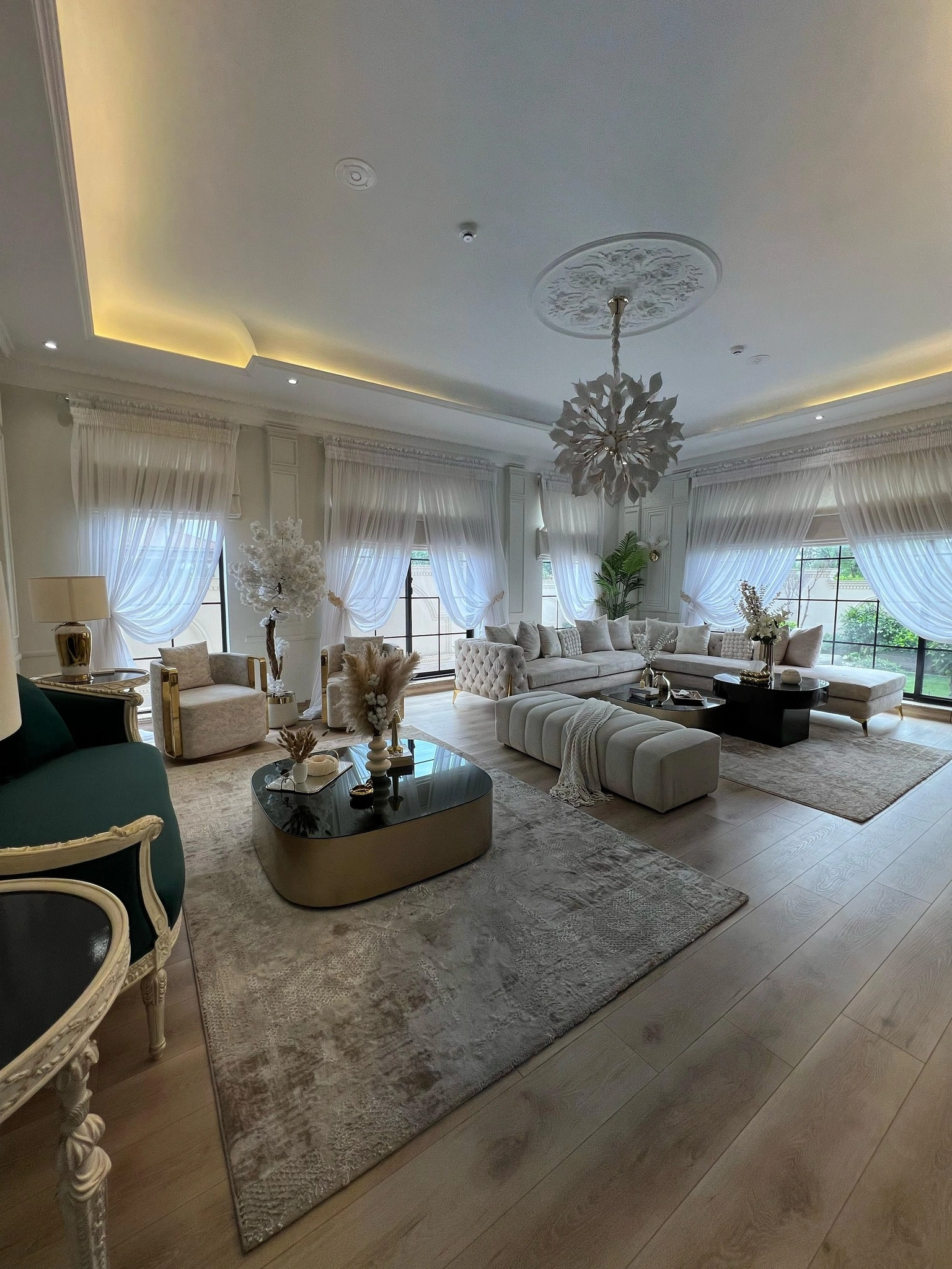 1-Kanal Spanish Design Corner House drawing room