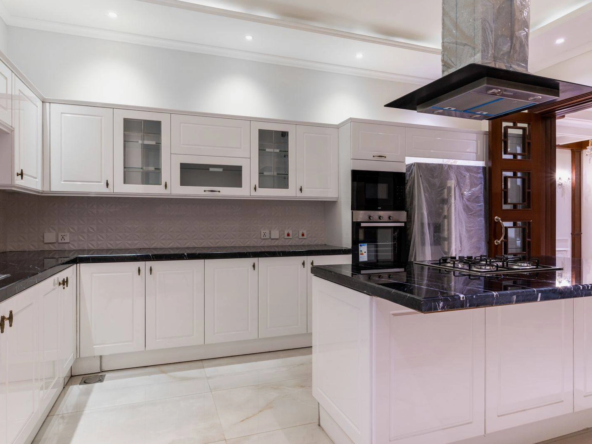1-Kanal Spanish Design House kitchen area