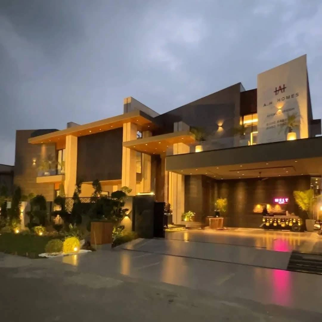 2 kanal fully furnished modern near dha raya