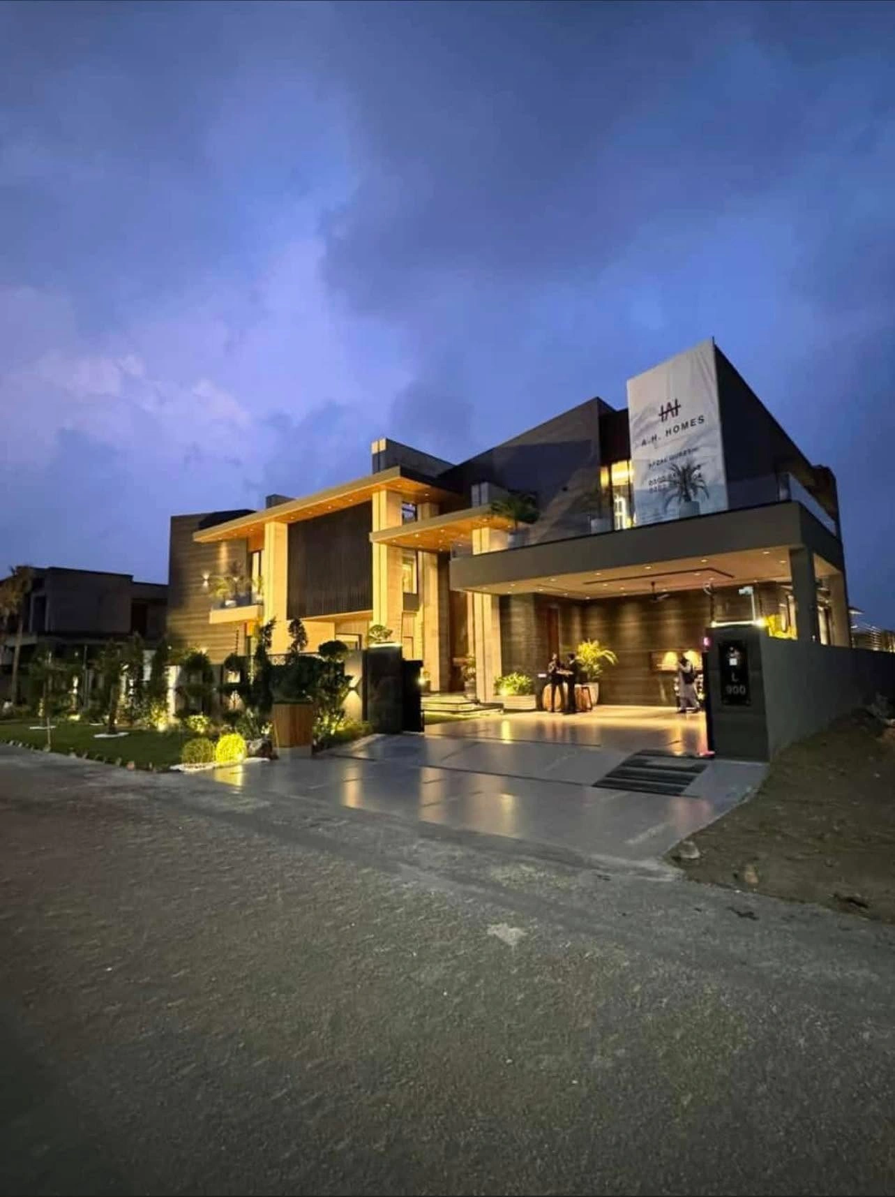 Luxurious 2-Kanal Brand New Furnished House