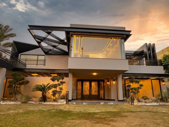 Stunning 2-Kanal Modern & Renovated House front