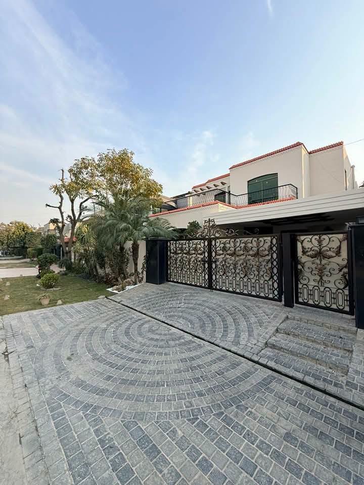 1 Kanal House for Sale in DHA LahorePhase 4 G Block 5 beds Fully Furnished 10 years old house